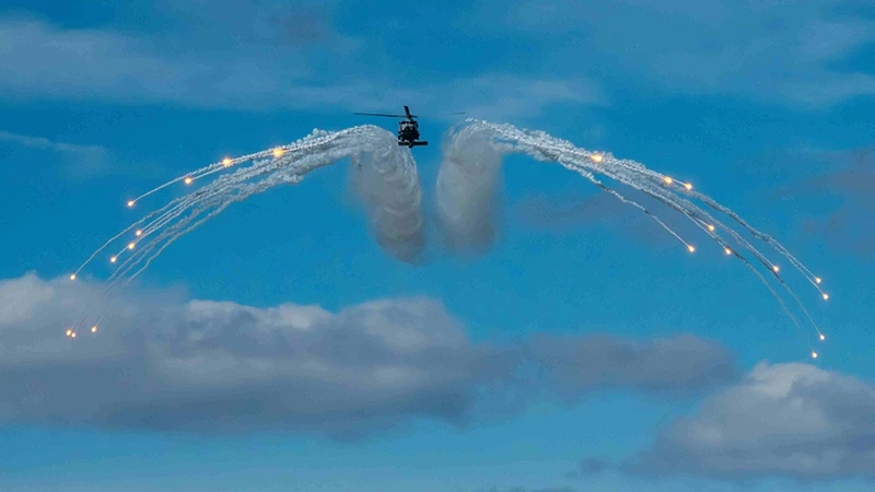 Foto: Lanzamiento de bengalas por el SH-60B Toro. EMAD